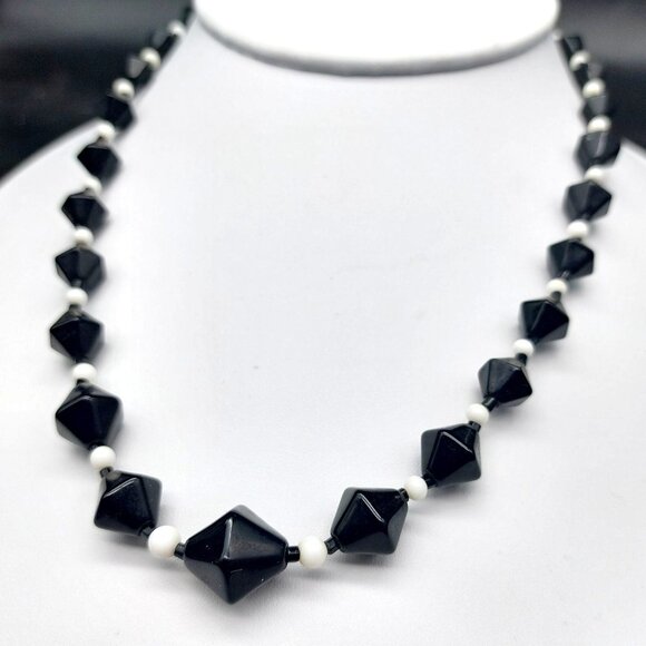 Vintage Black & White Geometric Bicone Beaded Necklace With Barrel Clasp Art Dec - Picture 1 of 7